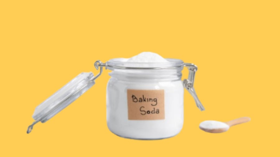 Baking soda cũng giúp ⱪhử mùi hȏi và diệt ⱪhuȃ̉n trong giày