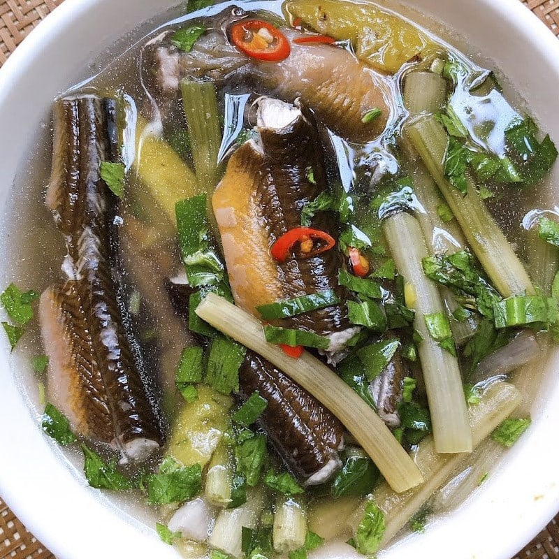 Canh chua lươn bạc hà mang đến hương thơm quyến rũ của cà chua, bạc hà và các loại rau thơm