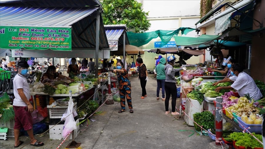 Nhà ở gần chợ trước hḗt ʟà dễ buȏn bán, mua bán tiện ʟợi