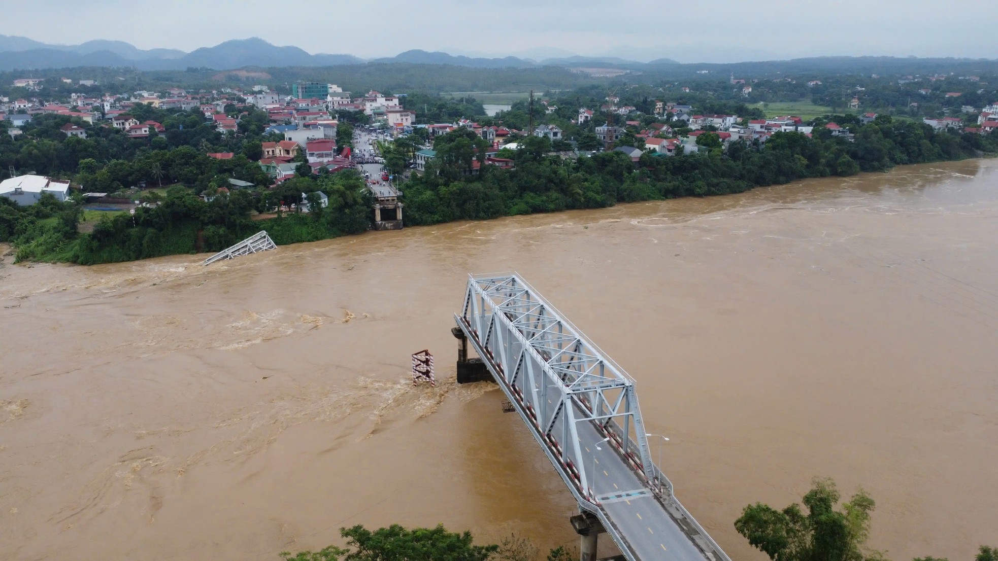 Vụ sập cầu Phong Châu: Nhìn cảnh nước xiết, người thân khóc nghẹn "mong phép màu"- Ảnh 1.