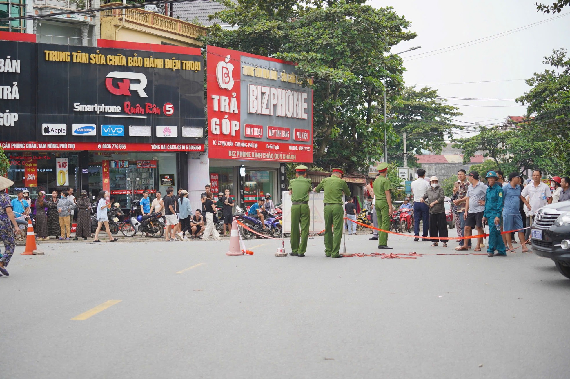 Vụ sập cầu Phong Châu: Nhìn cảnh nước xiết, người thân khóc nghẹn "mong phép màu"- Ảnh 11.