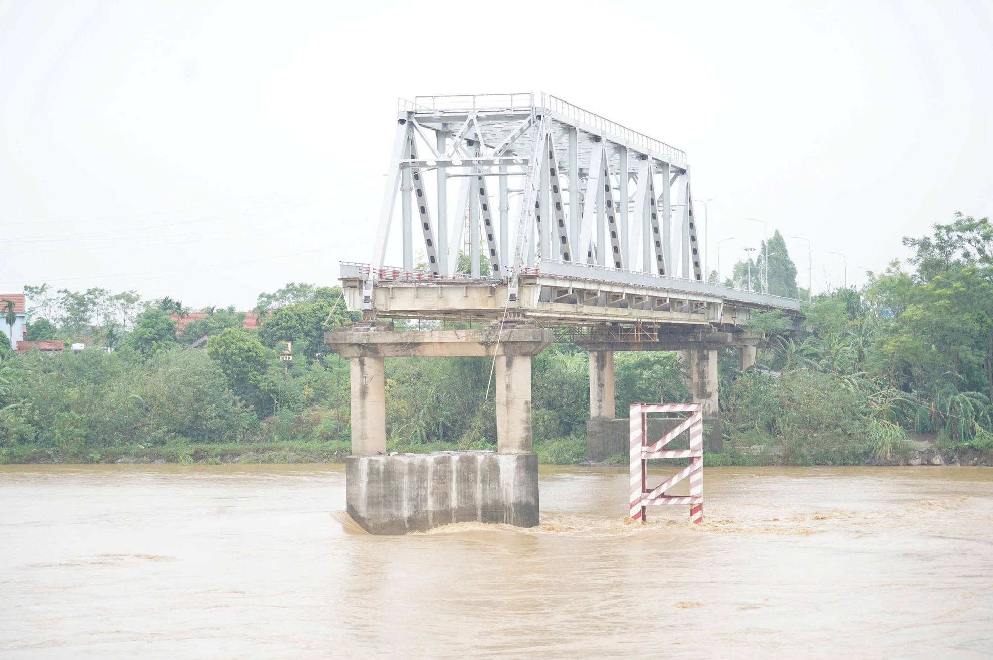 Vụ sập cầu Phong Châu: Nhìn cảnh nước xiết, người thân khóc nghẹn "mong phép màu"- Ảnh 13.