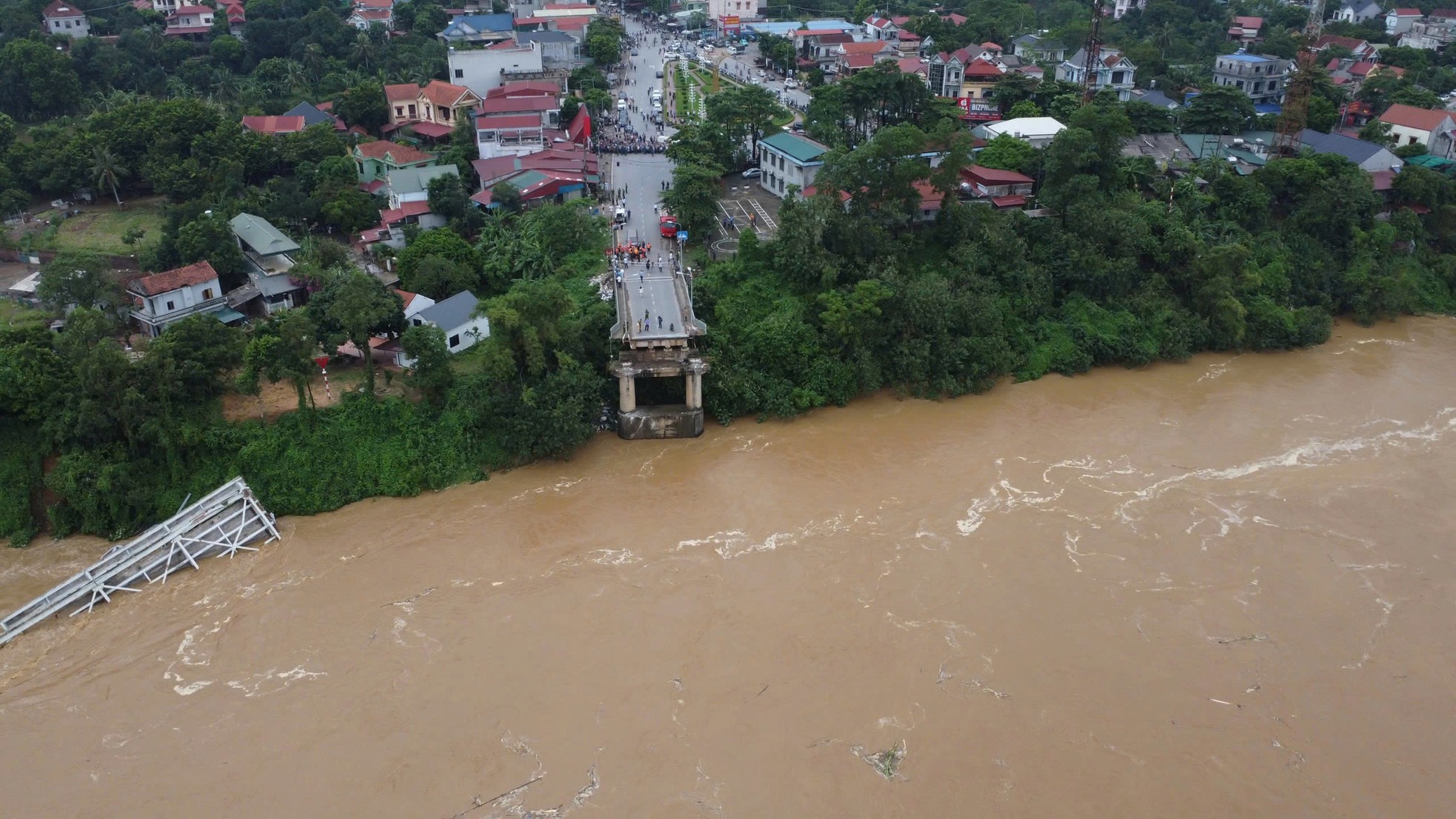 Vụ sập cầu Phong Châu: Nhìn cảnh nước xiết, người thân khóc nghẹn "mong phép màu"- Ảnh 12.