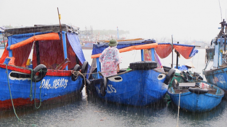 Các phương tiện đang hoạt động trên biển đã nắm được diễn biến, hướng di chuyển của áp thấp nhiệt đới, bão số 4. Hiện nay các đơn vị, các đài trực canh của BĐBP Đà Nẵng đang duy trì thông tin, liên lạc với các phương tiện hoạt động trên biển, thông báo kêu gọi, hướng dẫn vòng tránh không đi vào khu vực nguy hiểm hoặc vào bờ để trú tránh an toàn.