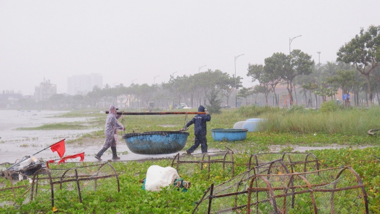 Những chiếc thuyền thúng cuối cùng được ngư dân gánh lên bờ tại bãi biển Mân Thái (quận Sơn Trà, TP. Đà Nẵng) trước giờ bão đổ bộ.