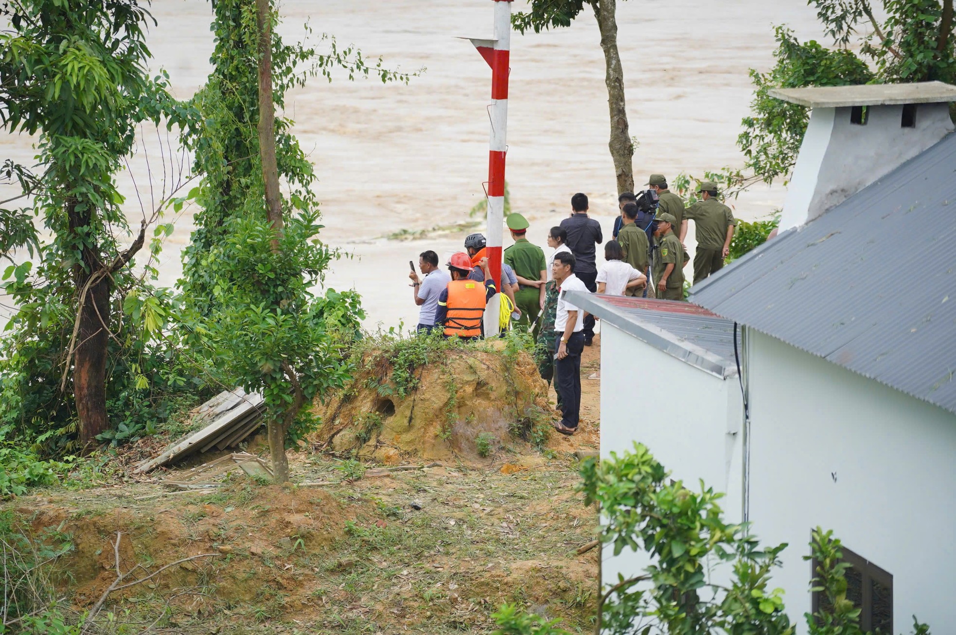 Vụ sập cầu Phong Châu: Nhìn cảnh nước xiết, người thân khóc nghẹn "mong phép màu"- Ảnh 3.