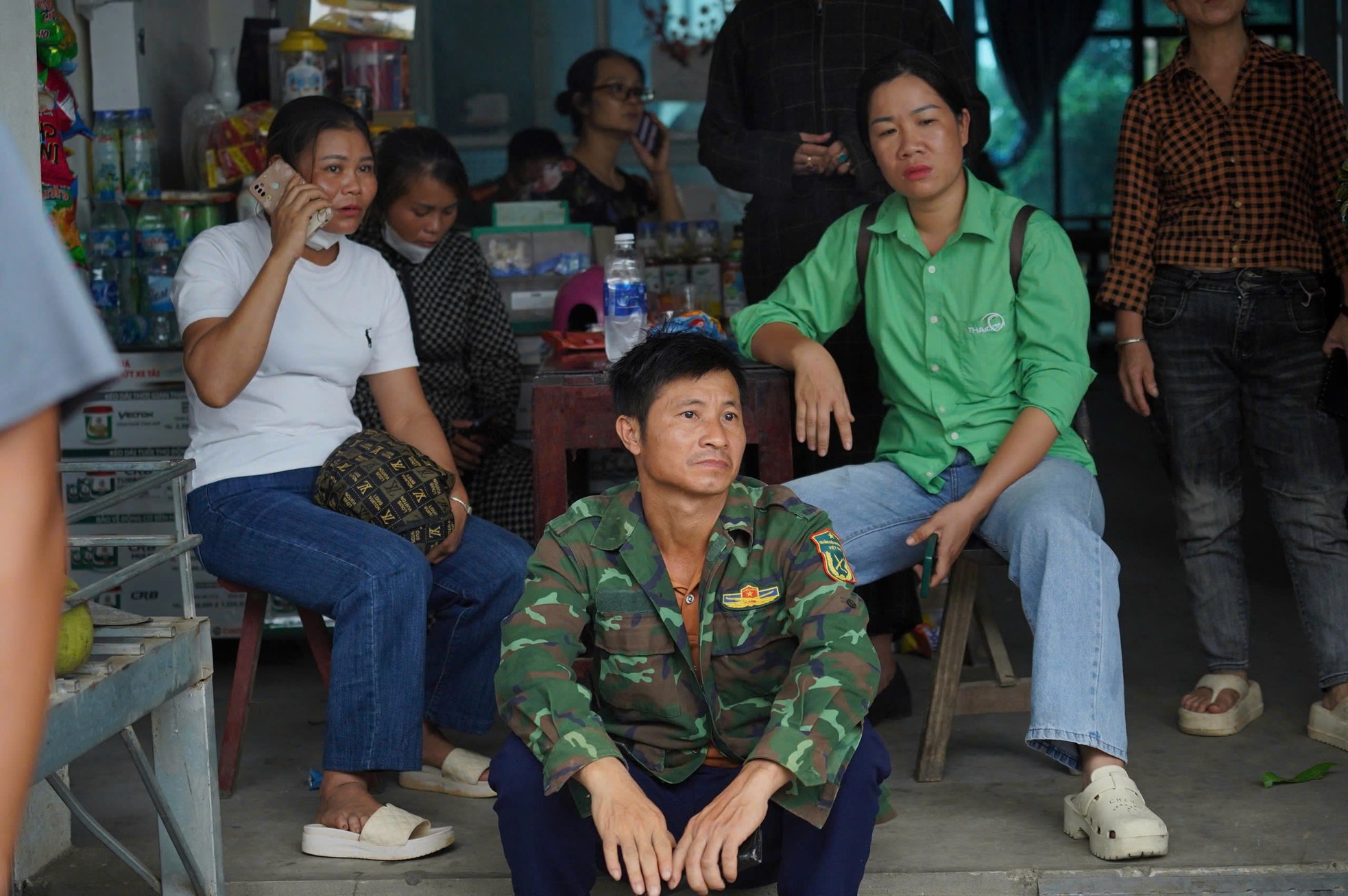 Vụ sập cầu Phong Châu: Nhìn cảnh nước xiết, người thân khóc nghẹn "mong phép màu"- Ảnh 5.