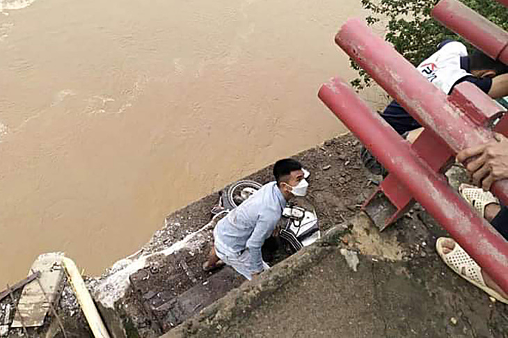 Sập cầu Phong Châu tại Phú Thọ, 10 ô tô rơi xuống sông, 13 người mất tích - Ảnh 6.