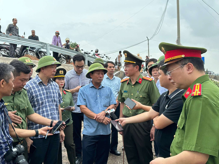 Sập cầu Phong Châu tại Phú Thọ, 10 ô tô rơi xuống sông, 13 người mất tích - Ảnh 7.