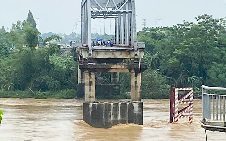 Sập cầu Phong Châu tại Phú Thọ, 10 ô tô rơi xuống sông, 13 người mất tích - Ảnh 3.