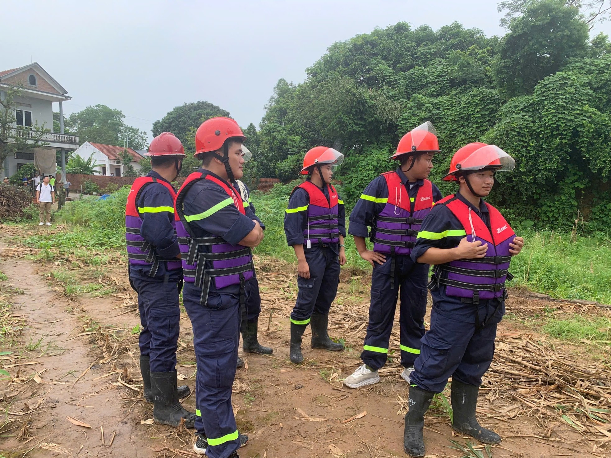 Vụ sập cầu Phong Châu: Nhìn cảnh nước xiết, người thân khóc nghẹn "mong phép màu"- Ảnh 4.