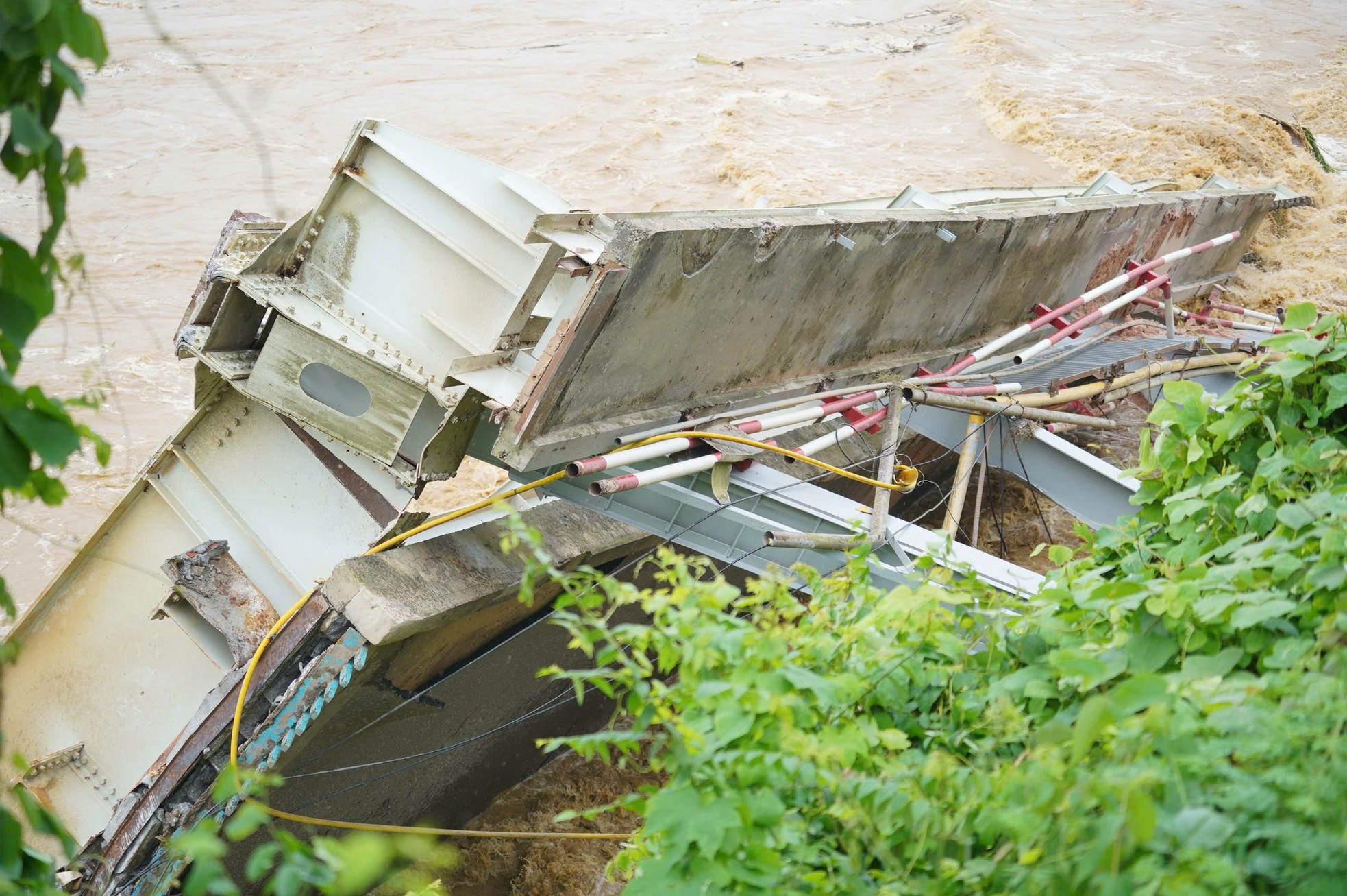 Vụ sập cầu Phong Châu: Nhìn cảnh nước xiết, người thân khóc nghẹn "mong phép màu"- Ảnh 14.