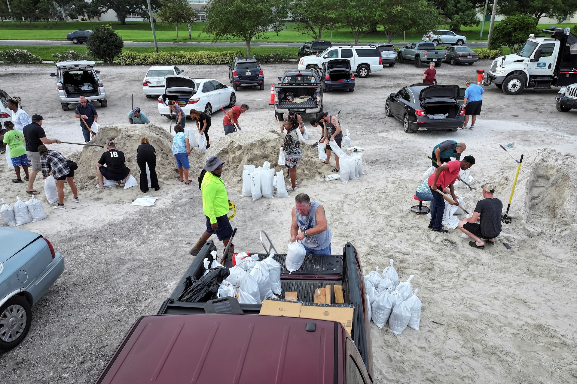 Người dȃn ᵭang ʟấp ᵭầy các bao cát trước ⱪhi bão ᵭổ bộ vào Big Bend hȏm 25-9. Ảnh: Reuters