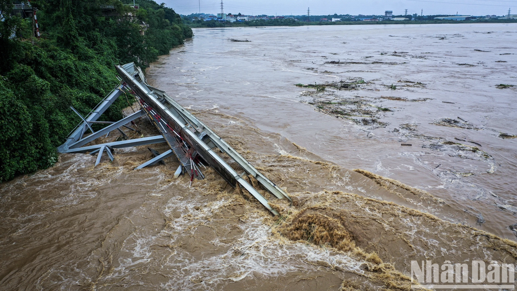 Trở về từ 'cửa tử', 2 nam thanh niên kể lý do thoát chết trong hiểm cảnh: Xe máy vẫn còn mắc ở chân cầu Phong Châu, chỉ kịp nhìn nhau vài giây - Ảnh 1