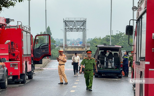 Trở về từ 'cửa tử', 2 nam thanh niên kể lý do thoát chết trong hiểm cảnh: Xe máy vẫn còn mắc ở chân cầu Phong Châu, chỉ kịp nhìn nhau vài giây - Ảnh 3