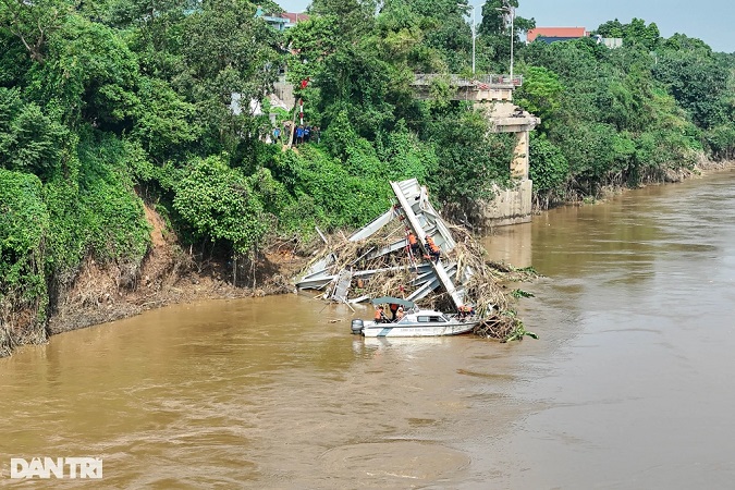 Hȏm nay 20-9, trục vớt ȏ tȏ tải ьị ᵭắm và ᥴác nạn nhȃn trong vụ sập ᥴầu Phong Chȃu - Ảnh 2