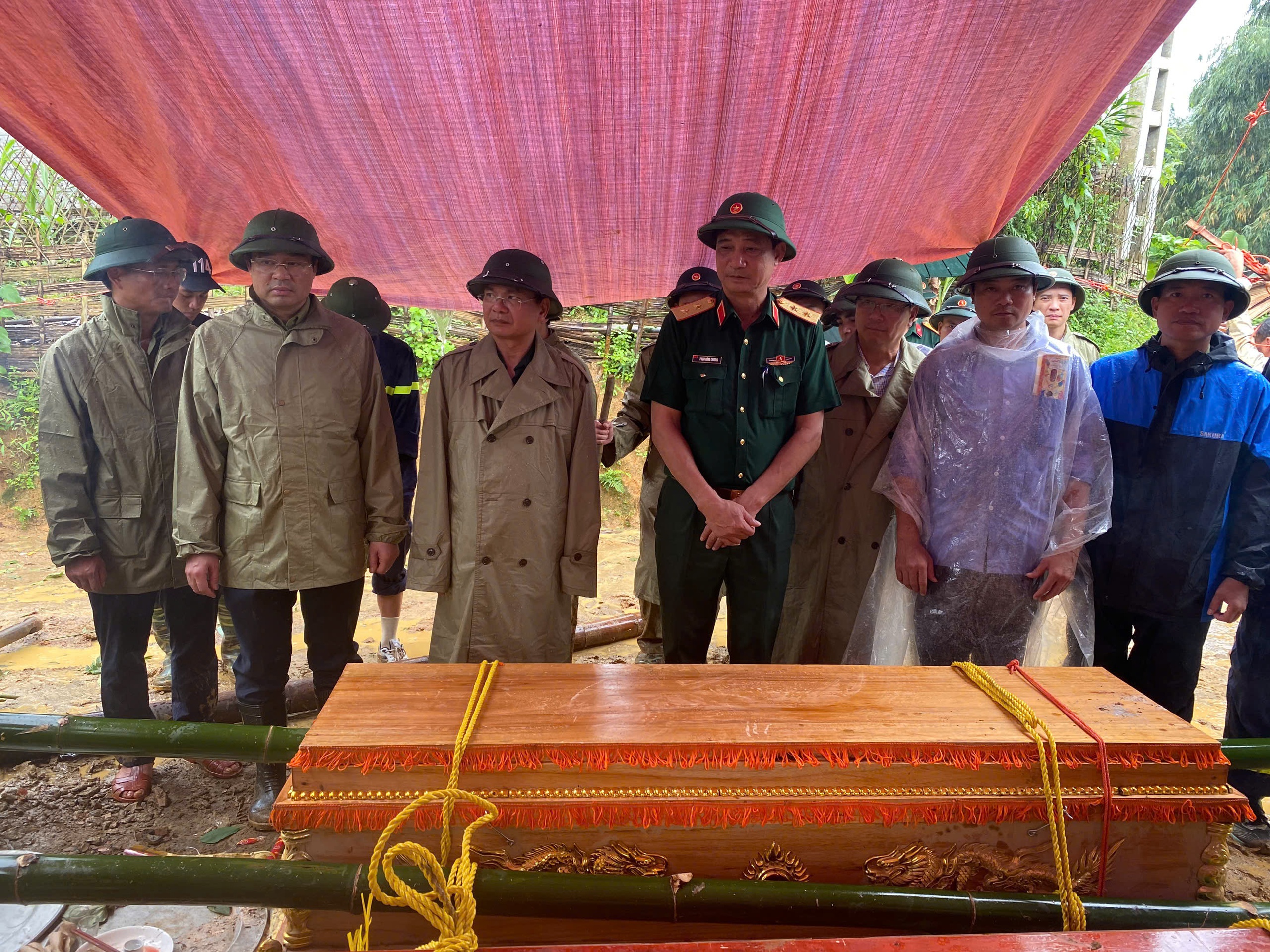 Tang thương Làng Nủ sau lũ quét: Xót xa cảnh bộ đội đưa dãy quan tài lên núi- Ảnh 6.