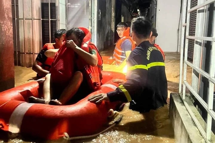 Lũ dâng cao kỷ lục không kịp trở tay, nhói lòng lời cầu cứu của người thân, nhiều gia đình bị kẹt cứng, có cả người già và trẻ em - Ảnh 7