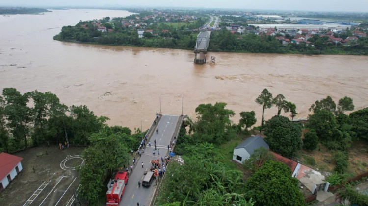 Phú Thọ: Sập cầu Phong Châu, nhiều xe rơi xuống sông