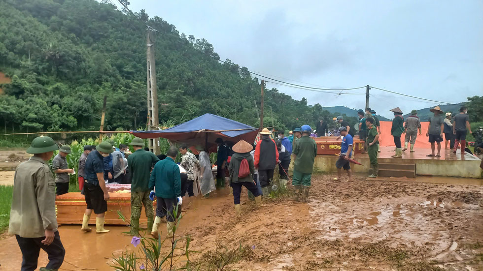 Quặn lòng lũ quét 'xóa sổ' cả một bản ở Lào Cai: Nhà có 7 người thì chết 6, nhà của 11 người chỉ còn là bình địa - Ảnh 7