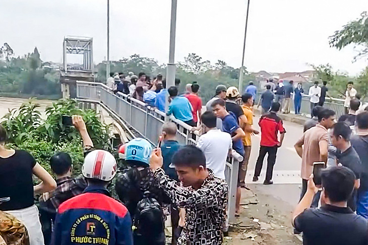 Sập cầu Phong Châu tại Phú Thọ, 10 ô tô rơi xuống sông, 13 người mất tích - Ảnh 4.