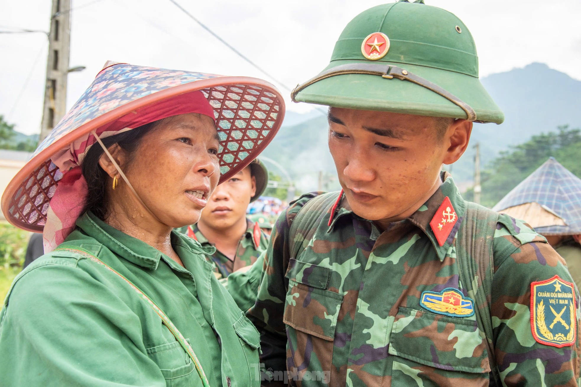 Bịn rịn chia tay Làng Nủ , 400 lính trở về đơn vị - Ảnh 14.