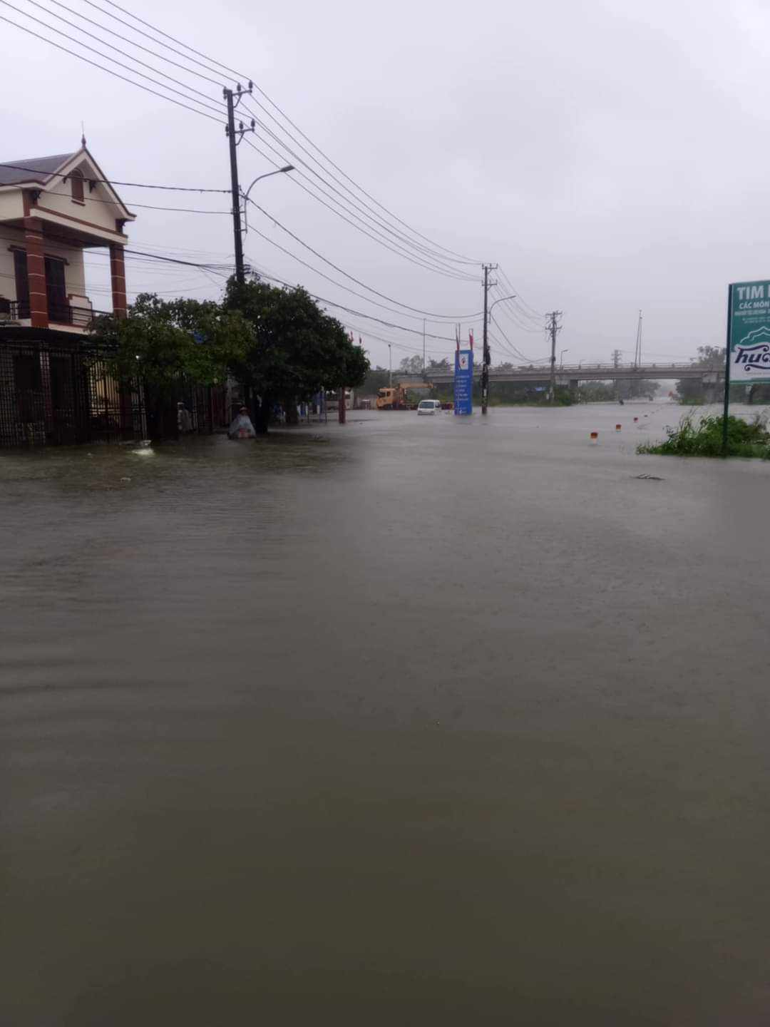 Hơn 15.000 ngôi nhà ở Quảng Bình ngập sâu trong nước, người dân trắng đêm chạy lũ- Ảnh 3.