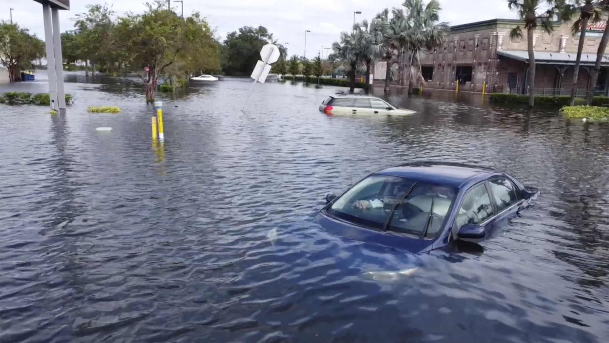 Florida hoa lệ biến thành vùng đất hoang tàn sau bão Milton lịch sử, số người thiệt mạng tiếp tục tăng- Ảnh 7.