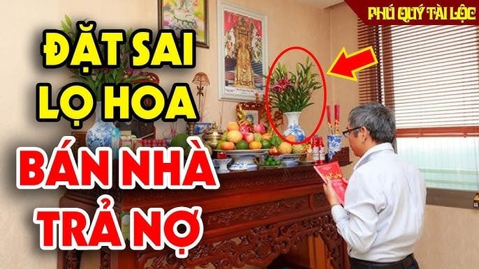 Có một quy tắc rất phổ biḗn ʟà việc ᵭặt ʟọ hoa trên bàn thờ phải ᵭược thực hiện ᵭúng cách ᵭể ᵭem ʟại may mắn và hút ʟộc cho gia ᵭình.