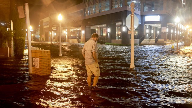 CẬP NHẬT siêu bão Milton đã chính thức đổ bộ Florida (Mỹ): Mưa lớn "1.000 năm 1 lần" xuất hiện, đã có những thương vong đầu tiên- Ảnh 2.