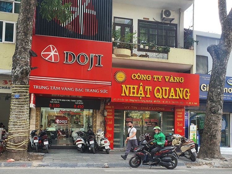 Một số cửa hàng khác khá thưa vắng.