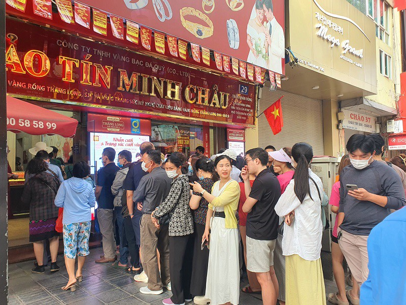 Người dân tranh thủ đi mua vàng "bắt đáy" vài ngày gần đây.