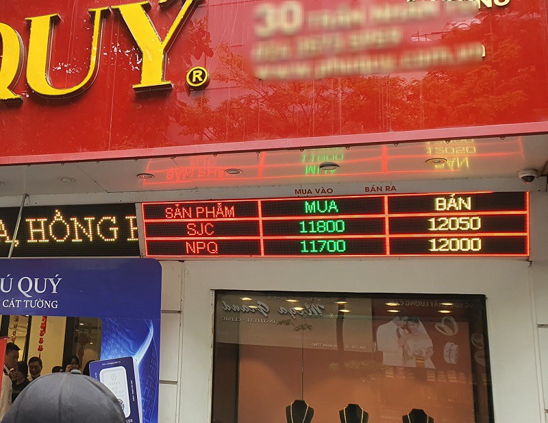 Chỉ trong thời gian ngắn, giá vàng liên tục giảm cộng với chênh lệch mua bán nới rộng, nhà đầu tư lỗ gần chục triệu đồng.