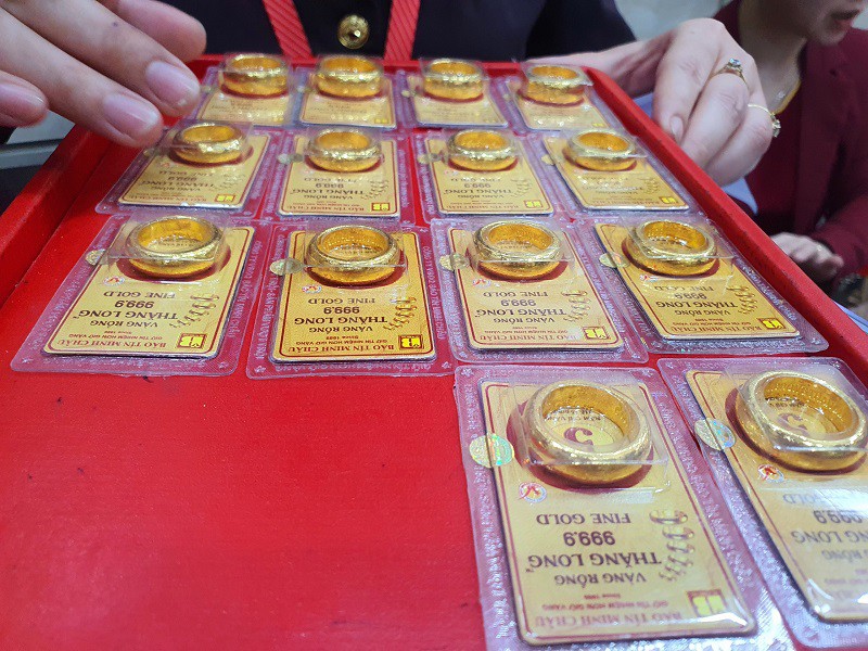 Người mua vàng cuối tuần trước giờ mang bán sẽ lỗ từ 6-6,5 triệu đồng.