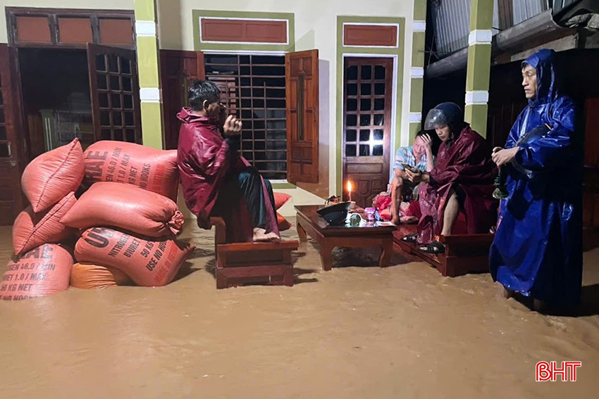 Trắng đêm chạy lũ ở Hà Tĩnh: Người dân đội mưa gồng mình cứu lúa, hàng chục hecta nguy cơ mất trắng- Ảnh 3.