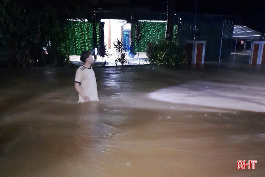 Trắng đêm chạy lũ ở Hà Tĩnh: Người dân đội mưa gồng mình cứu lúa, hàng chục hecta nguy cơ mất trắng- Ảnh 1.
