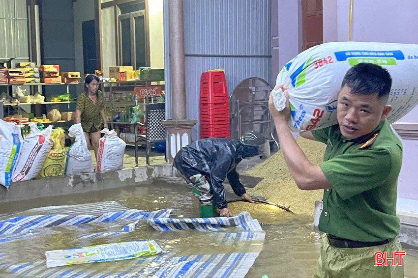 Trắng đêm chạy lũ ở Hà Tĩnh: Người dân đội mưa gồng mình cứu lúa, hàng chục hecta nguy cơ mất trắng- Ảnh 10.