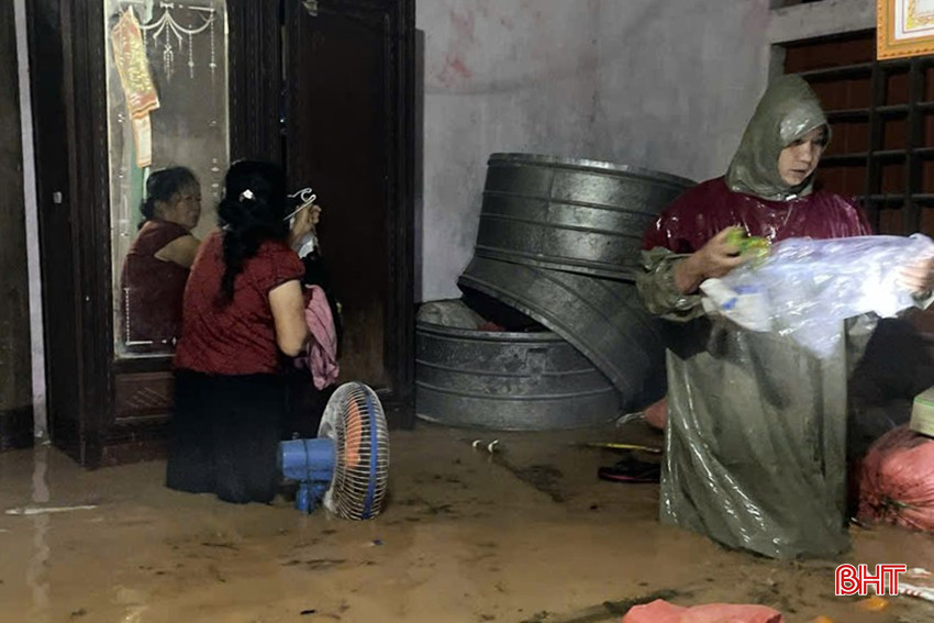 Trắng đêm chạy lũ ở Hà Tĩnh: Người dân đội mưa gồng mình cứu lúa, hàng chục hecta nguy cơ mất trắng- Ảnh 4.