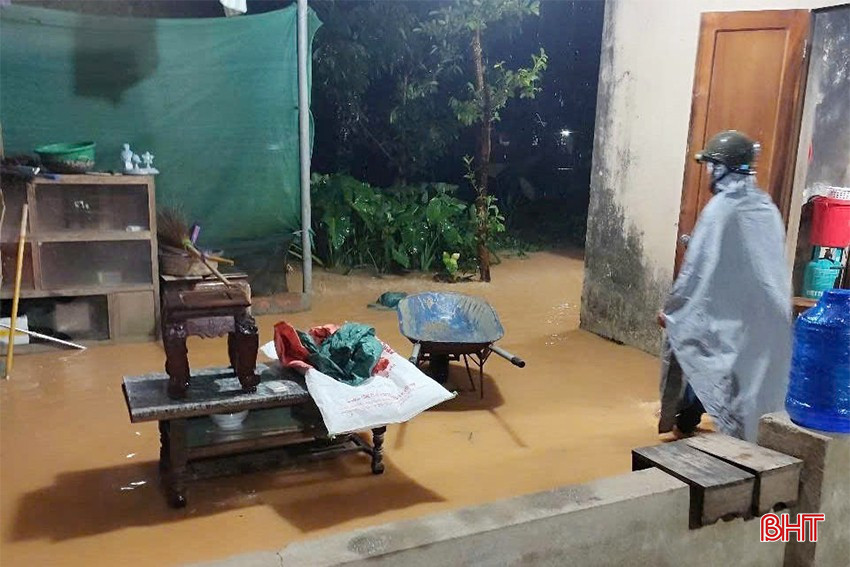 Trắng đêm chạy lũ ở Hà Tĩnh: Người dân đội mưa gồng mình cứu lúa, hàng chục hecta nguy cơ mất trắng- Ảnh 9.