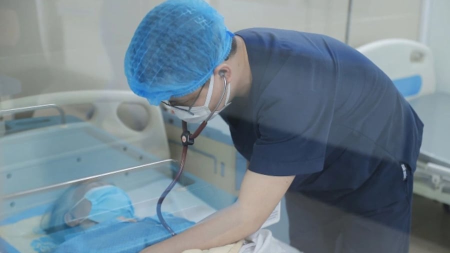 Chăm sóc bệnh nhân Covid-19 tại bệnh viện Thanh Nhàn. Ảnh bệnh viện cung cấp