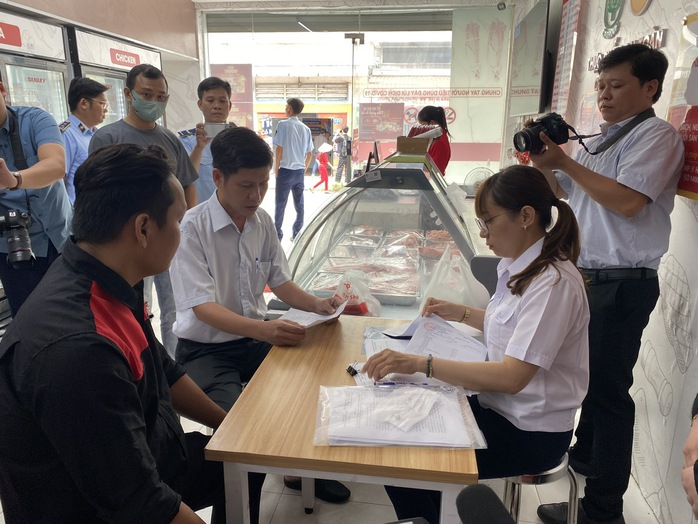 Vụ tố cửa hàng của C.P. Việt Nam bán thịt heo bệnh: Bất ngờ thông tin người “tố” - Ảnh 1.
