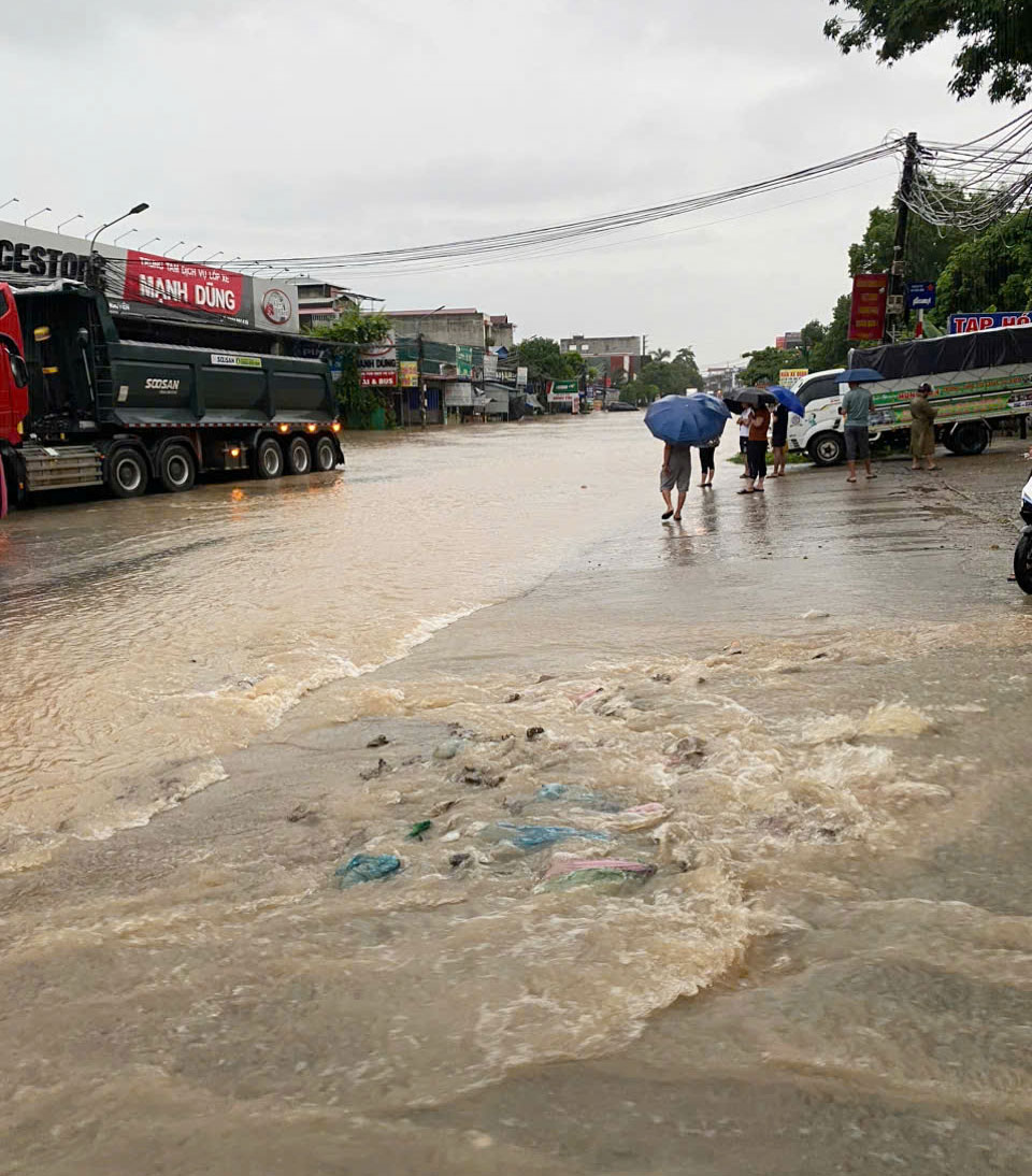 Ngập lụt tại khu vực phường Tân Long khiến các phương tiện lưu thông khó khăn.