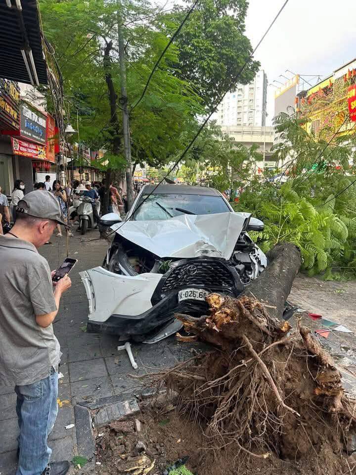 Camera vụ nữ tài xế đâm liên hoàn 10 xe máy trên phố Hà Nội sáng nay- Ảnh 3.