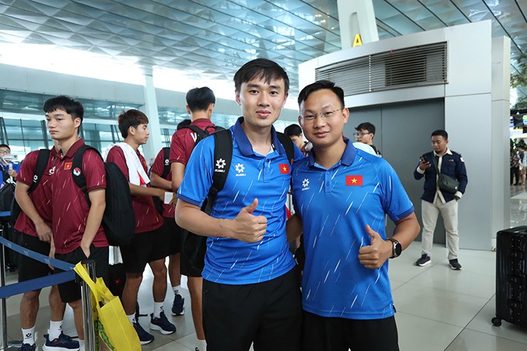 Người rải chai nước giúp U23 Việt Nam vô địch, được săn tìm khắp cõi mạng là ai? - 5
