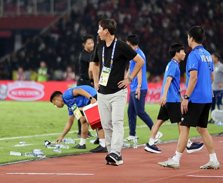 Người rải chai nước giúp U23 Việt Nam vô địch, được săn tìm khắp cõi mạng là ai? - 3