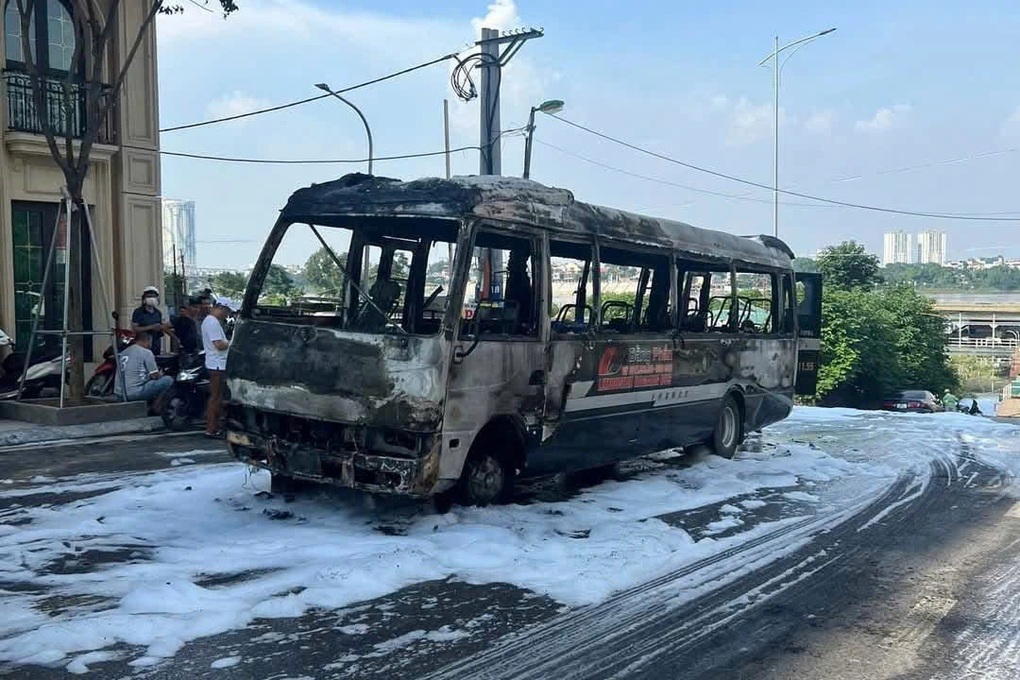 Ô tô khách bốc cháy ngùn ngụt trên phố ở Hà Nội - 2