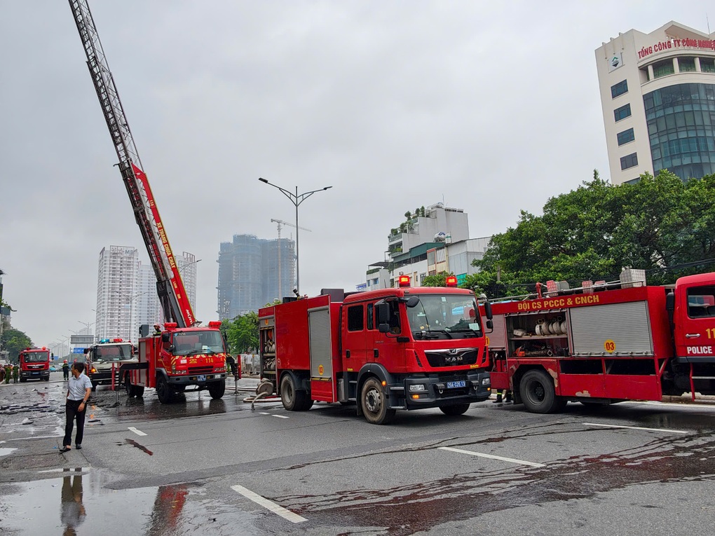 Hà Nội: Nhà 5 tầng trên đường Giải Phóng bốc cháy ngùn ngụt - 3