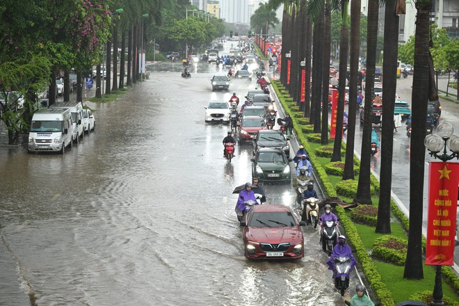 Hà Nội đang ngập khủng khiếp khắp nẻo đường: Loạt ô tô chìm trong “biển” nước, người dân dùng xô múc nước tràn khỏi nhà- Ảnh 65.