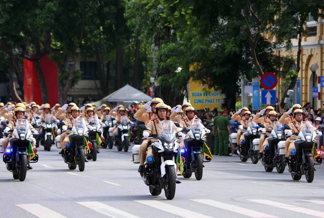 "Báo thủ" náo loạn, bị nữ CSGT kẹp cổ quật ngã- Ảnh 1.