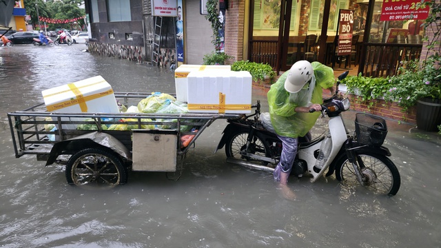 Hà Nội đang ngập khủng khiếp khắp nẻo đường: Loạt ô tô chìm trong “biển” nước, người dân dùng xô múc nước tràn khỏi nhà- Ảnh 81.
